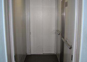 поручни в лифте