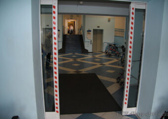 сигнальная лента на стекляной двери (автоматическая распашная)